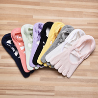 Vente en gros de chaussettes Pilates en coton tricotées Chaussettes Pilates violettes à rayures sans orteils pour femmes Chaussettes courtes Pilates antidérapantes à 5 orteils
