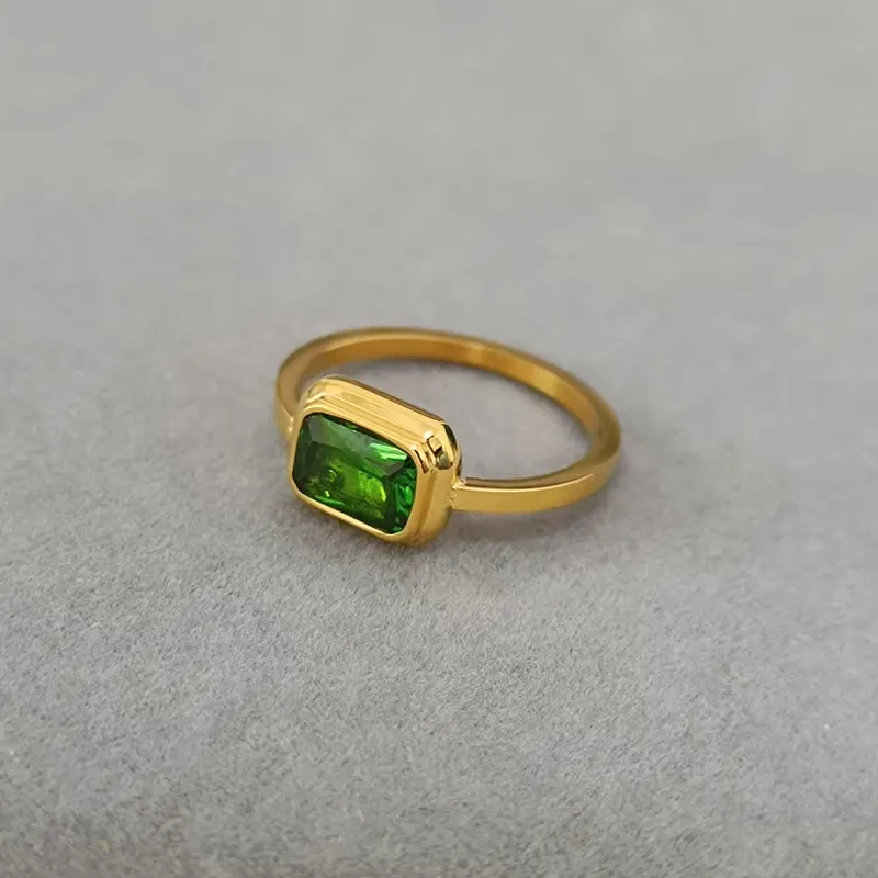 Женское кольцо с бриллиантом