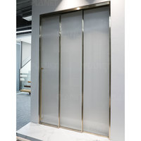 Porte coulissante simple en verre trempé sur mesure pour salle de bain, avec cadre doré, en verre cannelé contemporain, servant également de séparateur de pièce