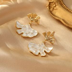 ต่างหูมุกชุบทองคำขาว S925 ดีไซน์หรูหรา ใบแปะก๊วยคู่ สำหรับผู้หญิง ดีไซน์สง่างาม แฟชั่นยอดนิยม - Product Image 5