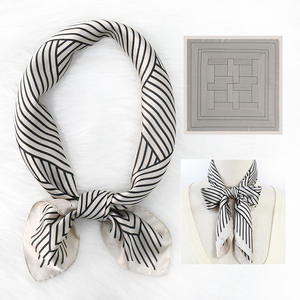 2025ผ้าพันรอบคอสี่เหลี่ยมเล็กกระเป๋าลายทางสีดำและขาวใหม่ฤดูร้อน - Product Image 4