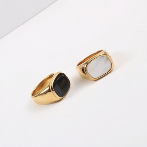 แหวนตราประทับทรงสี่เหลี่ยมเคลือบทอง 18k ไม่หมอง พร้อมพลอยออนิกซ์สีดำและเปลือกมุก วัสดุสแตนเลสสตีล - Product Image 5