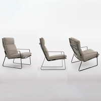 Fauteuil de lecture individuel moderne pour hall d'hôtel, club ou boutique, avec cadre en bois massif et sangle à boucle en cuir véritable