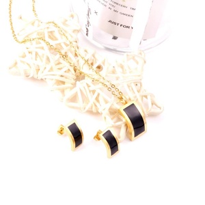 Ensemble collier et boucles d'oreilles rectangulaires géométriques incurvés élégants et raffinés en or et en argent - Product Image 3