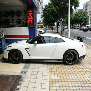 Nouvelles jupes latérales en fibre de carbone style ZE pour Nissan GT-R R35 2008-2016 – Fixation directe, finition mate et brillante, personnalisation disponible - Product Image 3