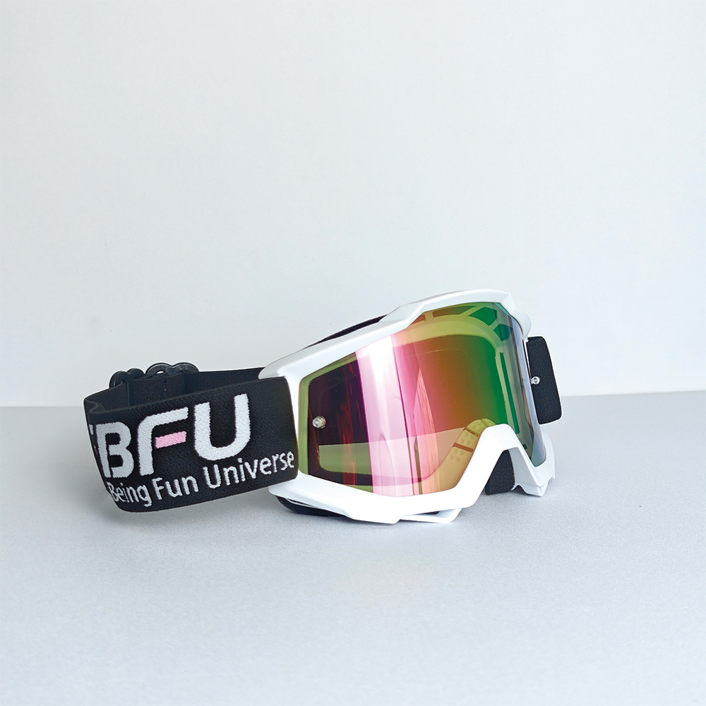 Lunettes roses à monture blanche