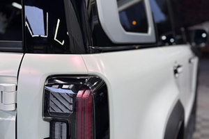 Vinilo para autos PET, blanco a rojo, alto brillo, con tecnología de liberación de aire, autoadhesivo, para revestimiento completo de vehículos, película de vinilo que cambia de color. - Product Image 5