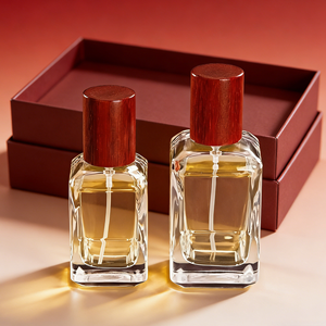 Flacon de parfum élégant et raffiné en verre transparent épais de 30 ml et 50 ml, vide, pour emballage de parfum de <span class=keywords><strong>mariage</strong></span>, avec bouchon en bois - Product Image 2