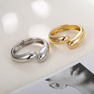 Nueva Moda 2025 Pulsera de Oro de 18K al por Mayor, Diseño Minimalista Grueso Punk con Forma de Lágrima, Brazalete Grande de Primavera - Product Image 1