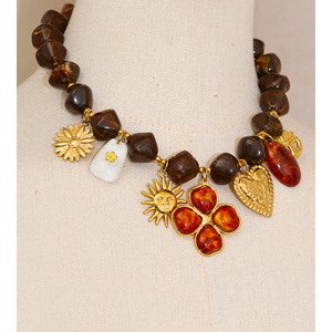 JINYOU 3438 Collana Autunnale con Perline Acriliche Marroni, Ciondolo a Cuore con Fiore in Acciaio Inossidabile e Resina Ambrata - Product Image 2