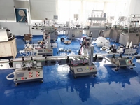 Prix de la machine de remplissage et d'étiquetage de liquides en bouteilles rondes, machine d'étiquetage de bouteilles, machine de remplissage, de bouchage et d'étiquetage de table