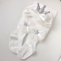 Adorable Coffret Cadeau Bandeau Pleine Lune Bébé Nouveau-né avec Chaussettes Antidérapantes en Coton et Bandeau Nœud Papillon