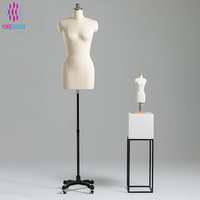 Mannequin Buste Femme en Tissu Enveloppé, Présentoir à Épingler, Forme de Robe pour Couturières, Mannequin Demi-Corps avec Base à Roulettes - Vente Chaude