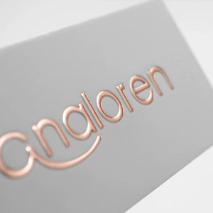 Sang Trọng Tùy Chỉnh Các Tông Màu Trắng Treo Thẻ Rose Gold Foil Dập Nổi Logo Riêng Quần Áo T-Shirts Mũ Hot Stamping Giấy In Ấn Túi - Product Image 2