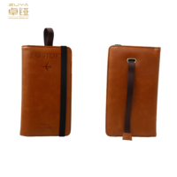 Housse de passeport vintage en PU effet vieilli avec motif avion en relief, sangle élastique et languette de suspension arrière, porte-documents de voyage, logo personnalisé