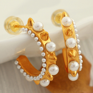 Boucles d'oreilles créoles torsadées en acier inoxydable plaqué or 18 carats PVD de haute qualité, avec zircons et perles, style tendance - Product Image 5