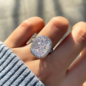 Anello dal design a quattro punte, elegante anello da dito per donna, da indossare in occasioni speciali - Product Image 2