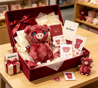 Boneka Karakter Babi Maroon Lembut Isi Dakron untuk Hadiah Promosi Boneka Plush Kustom
