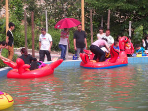 Bateaux gonflables WINSUN en forme de cygne rouge mignon, bateaux gonflables électriques en forme de cygne <span class=keywords><strong>rose</strong></span>, <span class=keywords><strong>bateau</strong></span> <span class=keywords><strong>gonflable</strong></span> pour piscine, vente chaude - Product Image 4