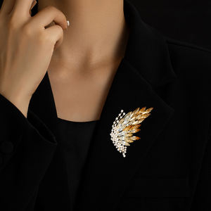 Broche Papillon en Cuivre Plaqué Or avec Cristal Marquise et Ailes d'Ange en Zirconium Cubique Dégradé de Luxe, Bijoux Personnalisés en Gros de Haute Qualité - Product Image 2