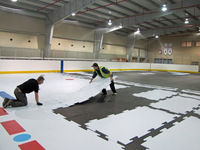 Plancher de patinoire en polyéthylène haute densité (HDPE) Panneau synthétique en PE HDPE et système de patinoire Service de coupe personnalisé