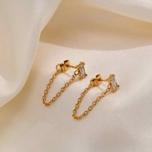 Boucles d'oreilles pendantes en acier inoxydable de style européen et américain avec un design en forme de cœur et des zircons géométriques plaqués or, finition blanche/noire - Product Image 2