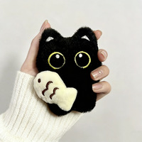 Porte-clés en peluche chat noir mignon, breloque de sac, pendentif animal en peluche tenant un foulard et une poisson, cadeau pour sac à dos et accessoire de sac à main