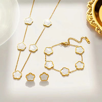 Conjunto de Tres Piezas de Moda en Acero Inoxidable con Trébol de Cinco Hojas de Doble Cara: Pulsera, Collar y Aretes para Mujer 2026