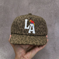 Casquette de baseball personnalisée à 5 panneaux en coton à imprimé léopard, à visière courte et incurvée, avec broderie et sangle en cuir grainé de litchi vintage