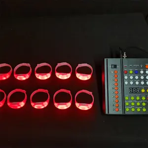 Yuguang Custom พิมพ์คอนเสิร์ต LED กระพริบการควบคุม DMX สร้อยข้อมือ LED ควบคุมระยะไกลที่ตั้งโปรแกรมได้