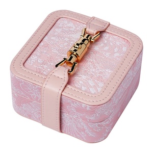 Caja de Joyería de Viaje Vintage con Bordado Jacquard, Contenedor de Almacenamiento de Joyas Portátil con Cierre Metálico para Viajar - Product Image 6