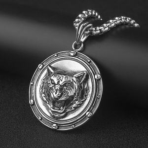 Collier tendance hip-hop en acier inoxydable plaqué titane avec pendentif animal classique rétro punk, tête de lion et de loup - Product Image 1