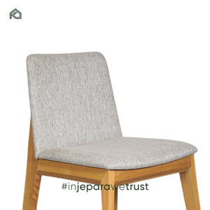 Silla Aksa Fabricada en Madera de Teca Maciza con Comodidad Acolchada que Ofrece Elegancia Atemporal, Durabilidad y un Asiento Refinado - Product Image 4
