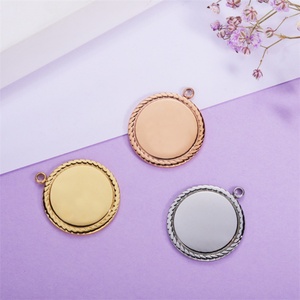 Offre Spéciale – Breloques Pendentifs Ronds Lisses en Acier Inoxydable Poli Miroir avec Logo Gravé au Laser, Motif Géométrique Dentelle, Accessoires de Bijouterie - Product Image 1