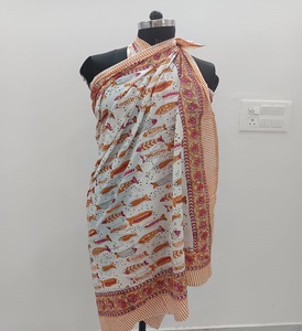 ผ้าซิ่นลายปลาแปลกตา สไตล์ชาวชาวปุรี ทำมือ ผ้าฝ้าย 100% ผ้าพันคอโบโฮ ลายดอกไม้ ชุดชายหาด แห้งเร็ว ระบายอากาศได้ดี - Product Image 1