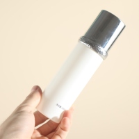 100ml Zylindrische Glas-Pumpflasche Silberner Deckel Gehämmerter Kragen Matt-Finish Recycelbar Anpassbar