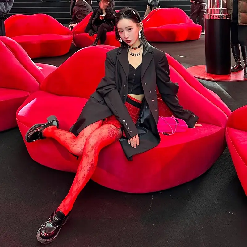 크리에이 티브 외계인 의류 매장 여성 의류 매장 라운지 공간 리셉션 미용실 빨간 입술 패션 스타일링 소파