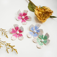 Boucles d'oreilles romantiques J&D avec fleurs, en acier inoxydable plaqué or 18 carats, perles acryliques roses, violettes, bleues et menthe