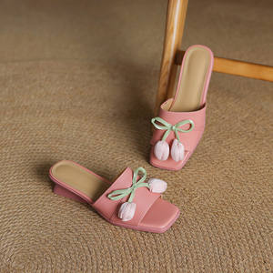 Sandalias de mujer estilo europeo de cuero suave con punta abierta, versátiles, con correa en el tobillo y diseño floral de Brogan. - Product Image 4