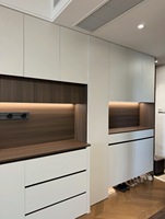 Buffet moderne, armoire de rangement en bois sur mesure avec éclairage LED et porte vitrée pour salle à manger