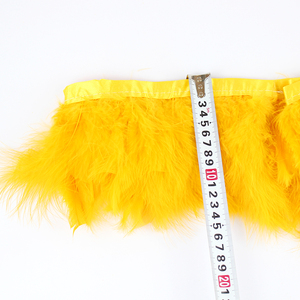 Flecos de Plumas de Pavo Marabú Teñidas y Esponjosas en Cinta para Decoraciones - Product Image 2