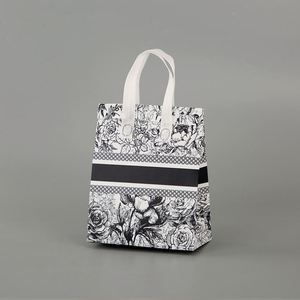 Fashionable Thermal Insulated Cooler Bag Waterproof Non-woven Material Food Grade Zipper Closure 200g Lightweight - Product Image 5