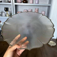 Assiette de présentation en verre transparent à bord ondulé et festonné, finition argentée électroplaquée, style nordique moderne de luxe, pour la location d'événements et de mariages