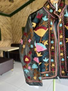 Chaqueta Bomber Unisex de Terciopelo Bordada |   Abrigo de Moda Floral Artesanal de Primera Calidad |   Forro de Algodón Estilo Boho Otoño/Invierno - Product Image 6
