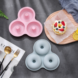 Stampo per Ciambelle in Silicone Antiaderente a 3 Cavità Senza BPA Teglia per Torte Biscotti Bagel Vassoio Decorativo per Cottura Fai-da-Te - Product Image 5