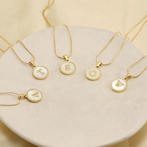 26 alfabeto A-Z collana da donna <span class=keywords><strong>con</strong></span> iniziale <span class=keywords><strong>M</strong></span> <span class=keywords><strong>con</strong></span> conchiglia bianca collana <span class=keywords><strong>con</strong></span> ciondolo a forma di <span class=keywords><strong>lettera</strong></span> <span class=keywords><strong>con</strong></span> disco rotondo in acciaio inossidabile placcato oro - Product Image 3