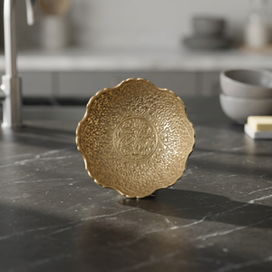 Assiette décorative en métal faite à la main avec incrustation dorée, design bohème, forme irrégulière, peinte à la main, pour les fêtes - Product Image 2