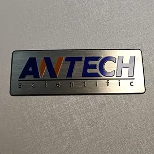 Targhetta personalizzata etichetta adesiva in metallo colore alluminio stampato bordo laterale in rilievo targhetta in alluminio logo in metallo