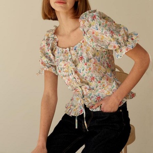 Haut court personnalisé pour femme à volants imprimé fleuri à manches courtes hauts à épaules dénudées - Product Image 1