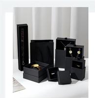 Caja de Joyería Cuadrada Negra Mate de Lujo Shaher, con Logotipo Personalizado, Base y Tapa de Cartón Rígido, Modelo 100265 para Collar y Anillo